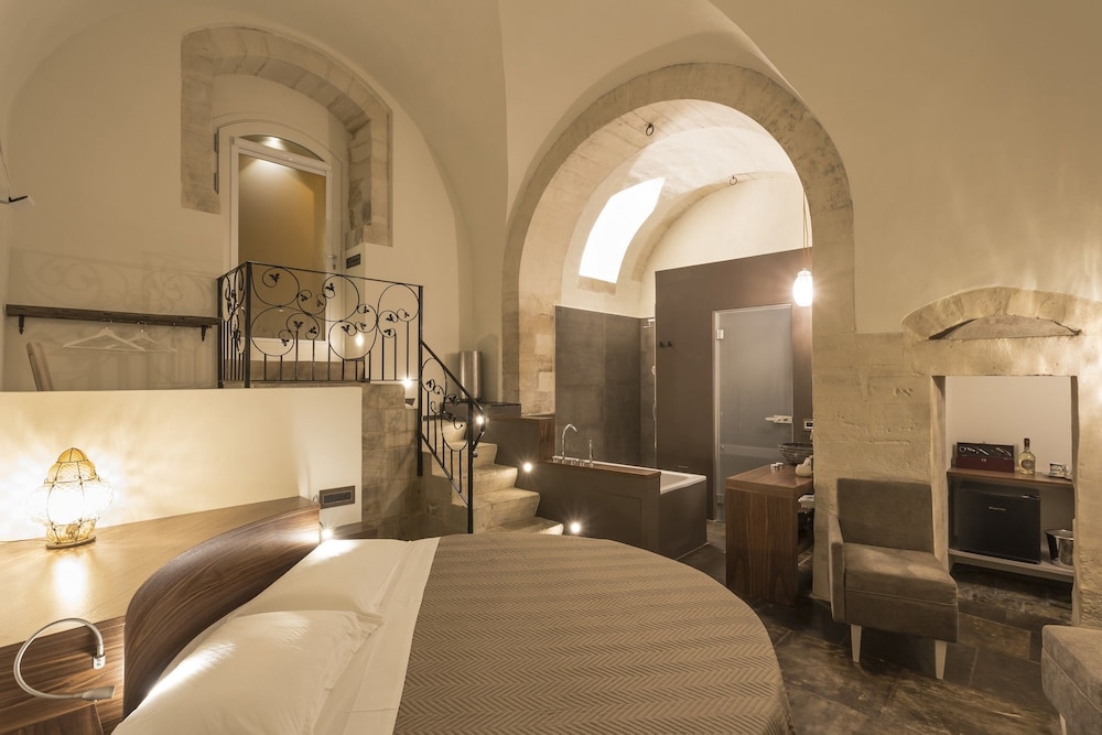 Deluxe Suite, 1 King Bed, Bathtub