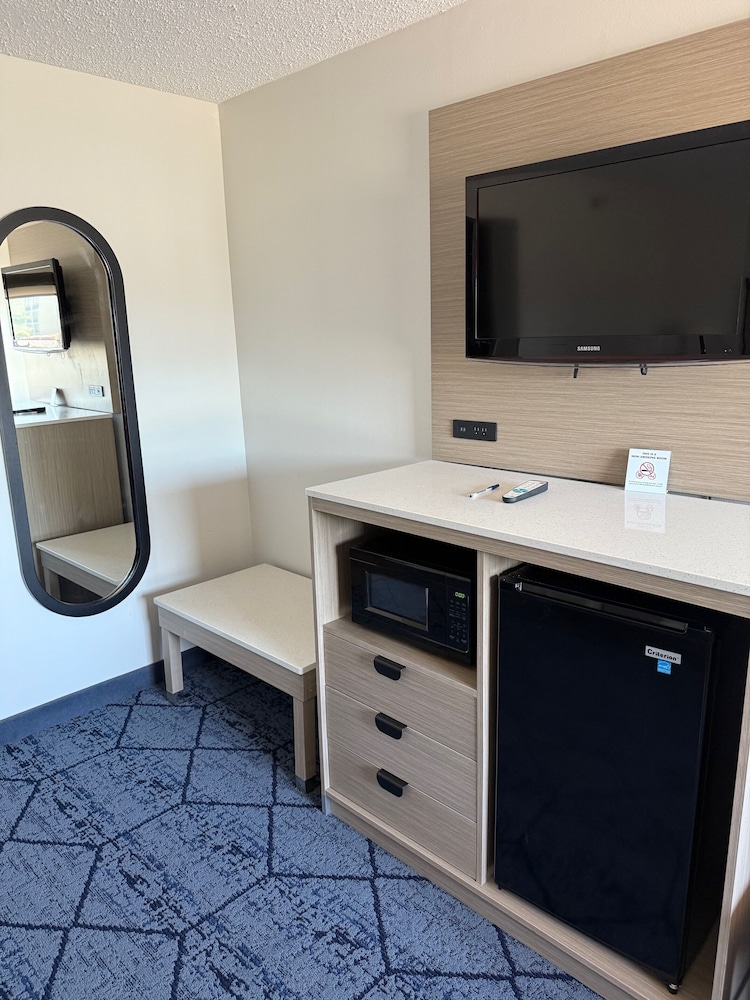 Room, 1 King Bed, Accessible, Non Smoking (Mobility) photo 3