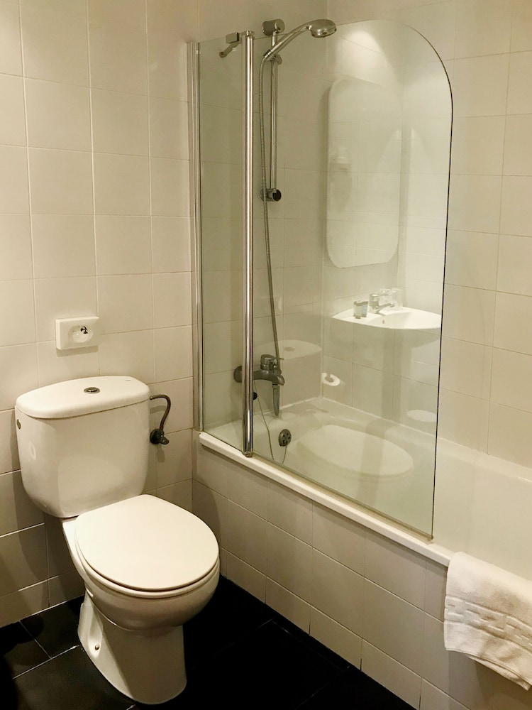 Economy Basic Twin Room (1 or 2 pax) photo 2