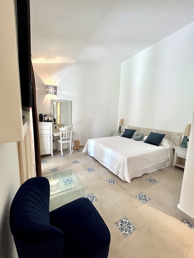 Deluxe Room - Photo 2