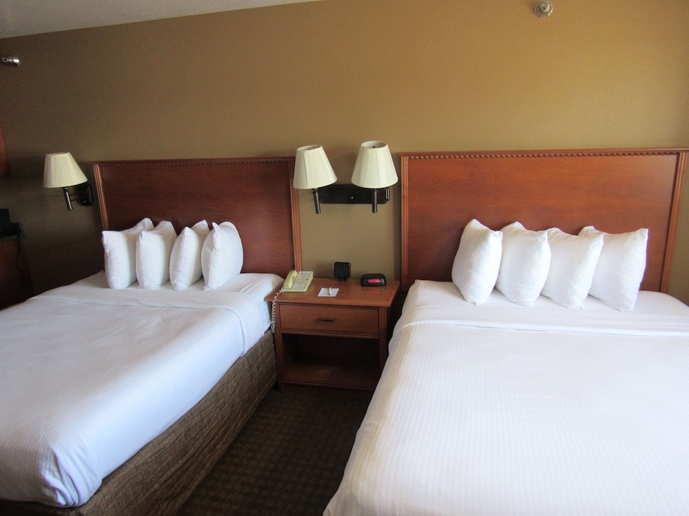 Room, 2 Queen Beds (Dining Table) photo 1