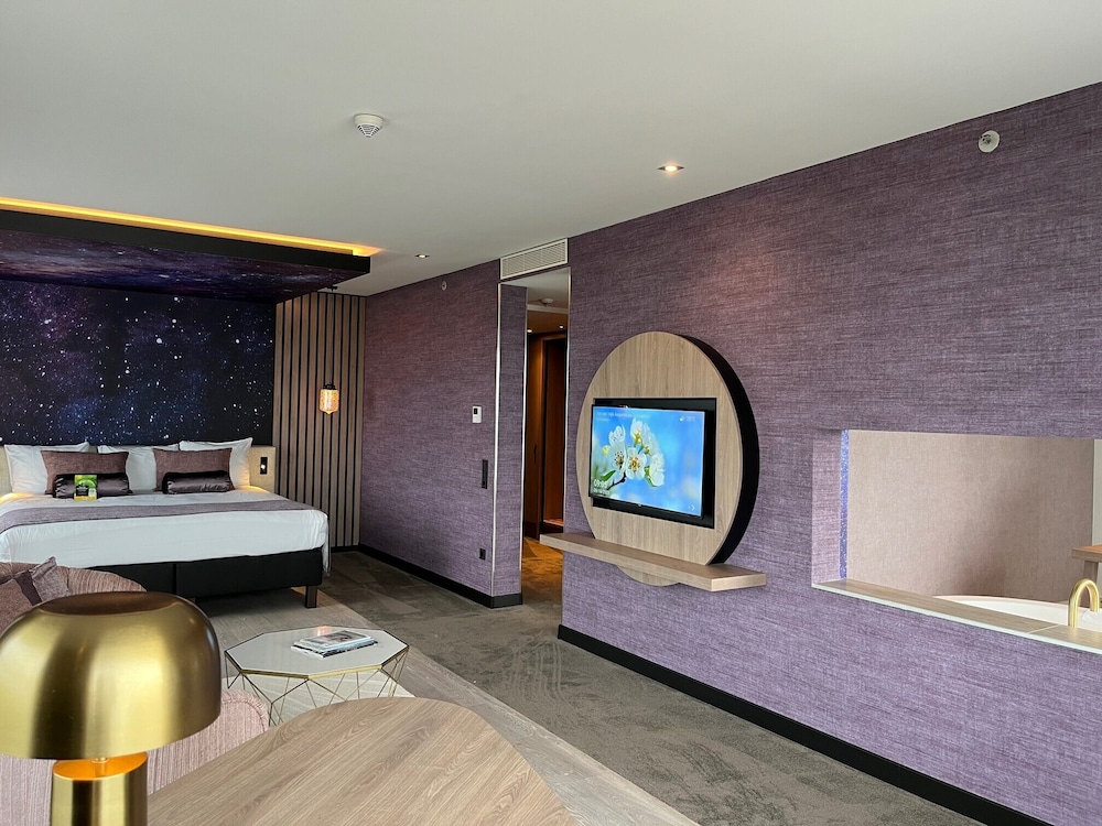 Suite, Jetted Tub