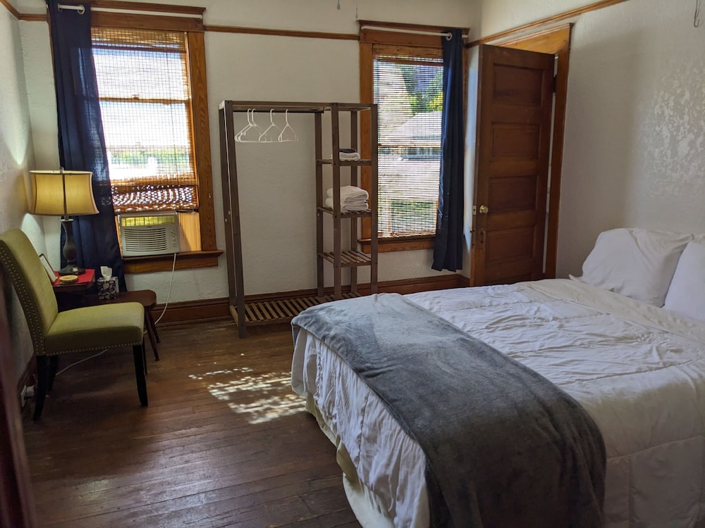 Private Bath, Queen Bed