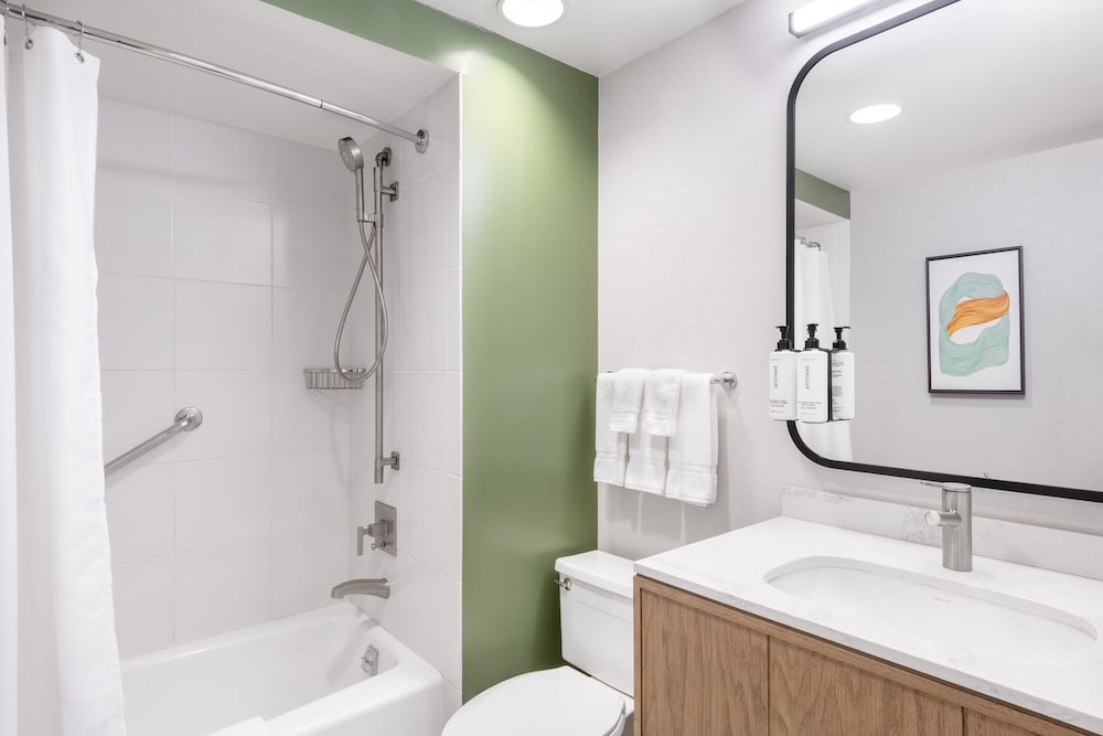 Premium Room, 2 Queen Beds (Bath Shower Combination) - Photo 7