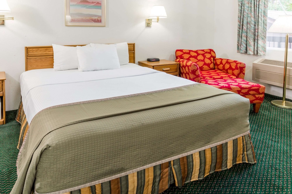 Efficiency, Room, 1 Queen Bed, Non Smoking - Photo 1