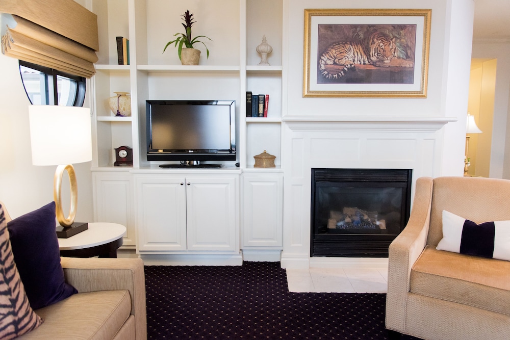 Signature Suite, 1 King Bed with Sofa bed photo 3