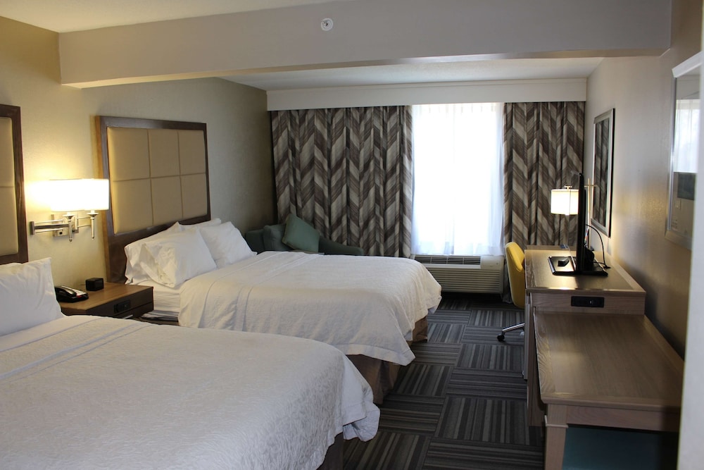 Room, 2 Queen Beds, Refrigerator & Microwave (Chaise) - Photo 3