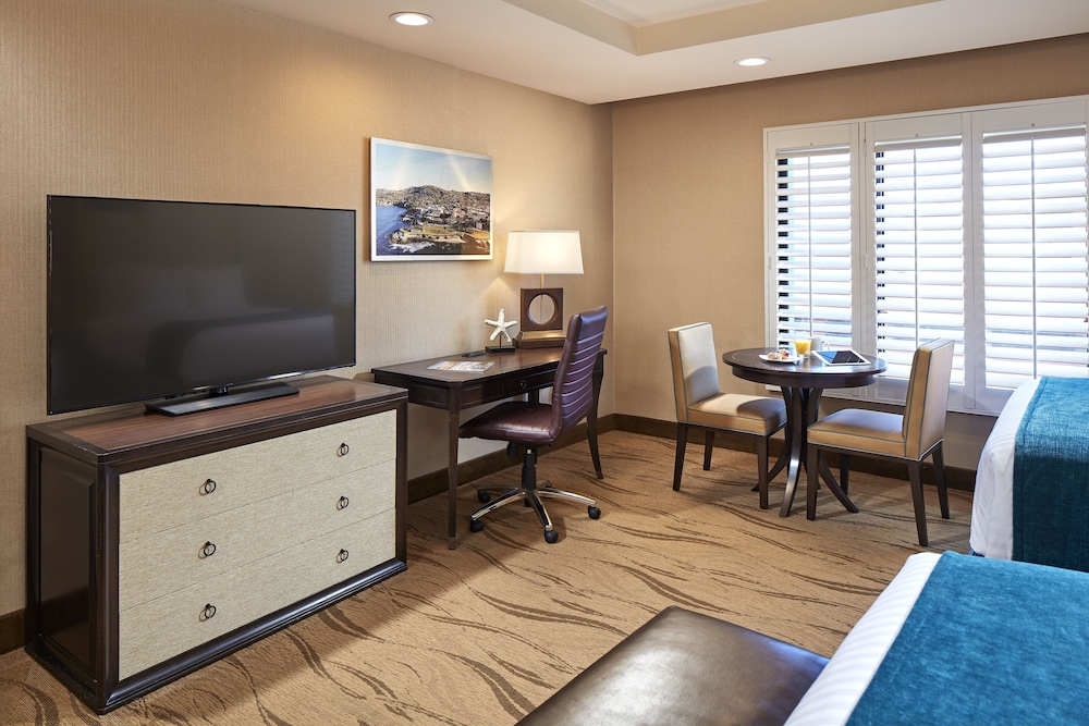 Superior Room, 1 Queen Bed photo 2