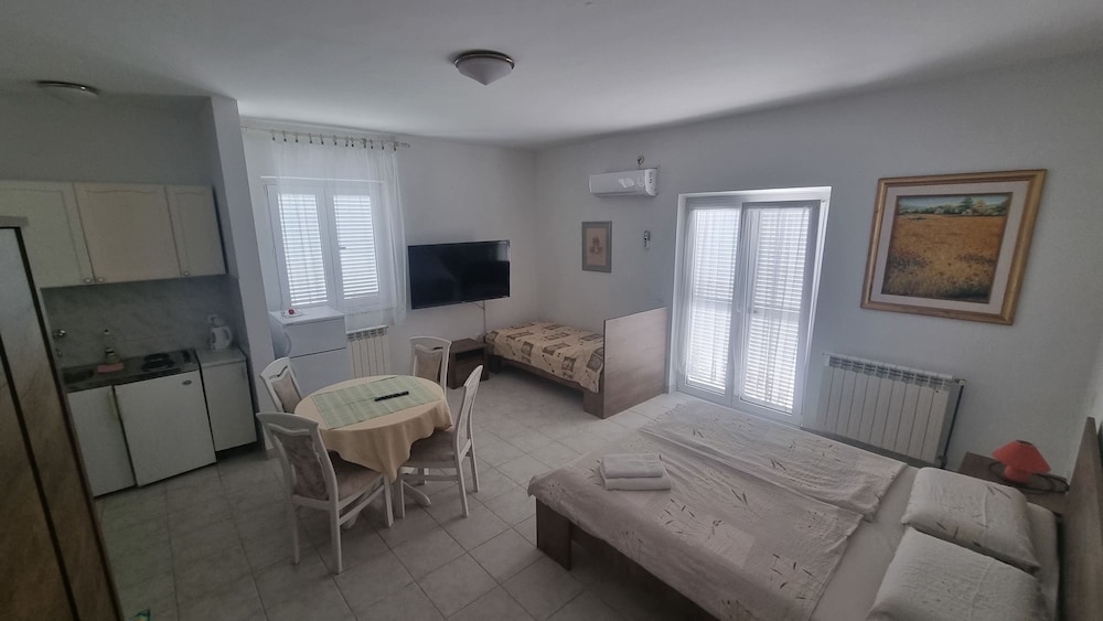 Studio Suite, Sea View