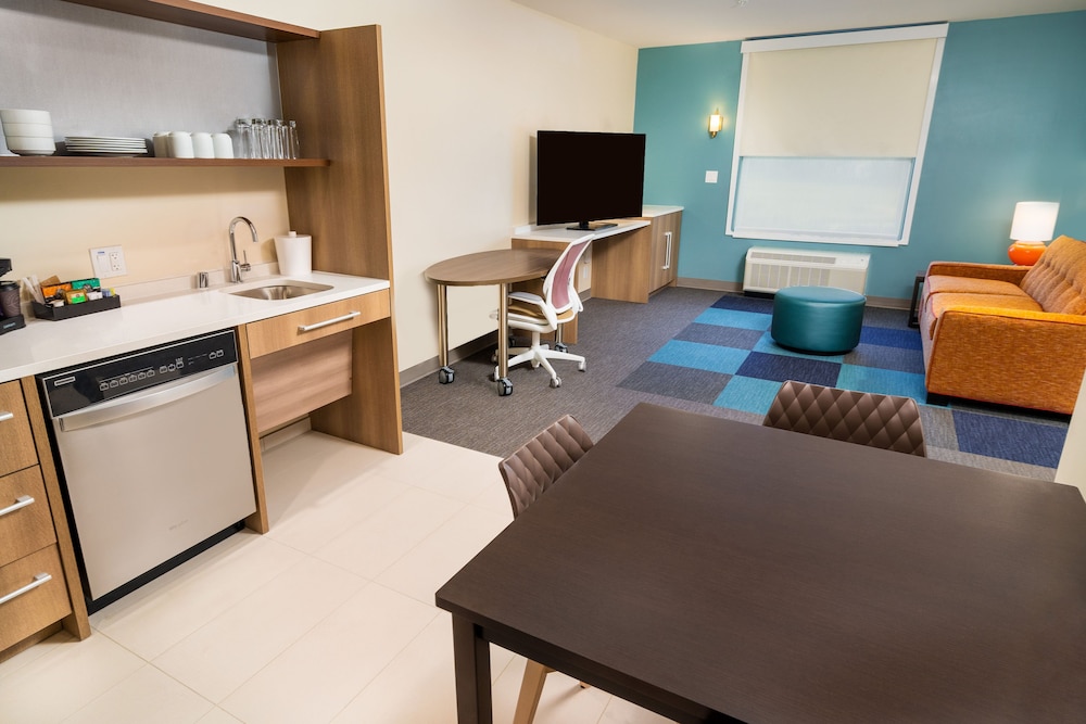 Suite, 1 King Bed, Accessible, Bathtub - Photo 3
