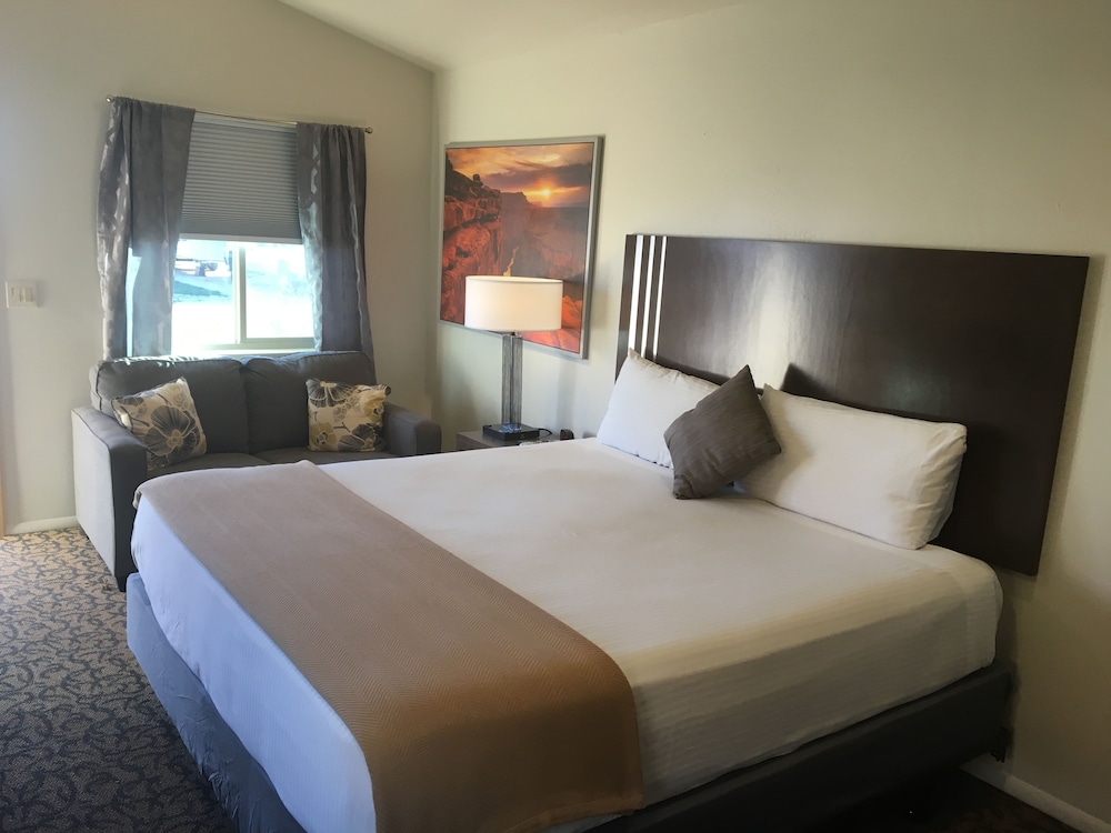 Premium Cabin, 1 King Bed, Refrigerator & Microwave, Mountain View photo 1