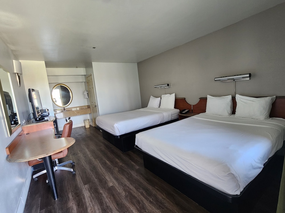 Standard Suite, 2 Queen Beds, Non Smoking - Photo 4