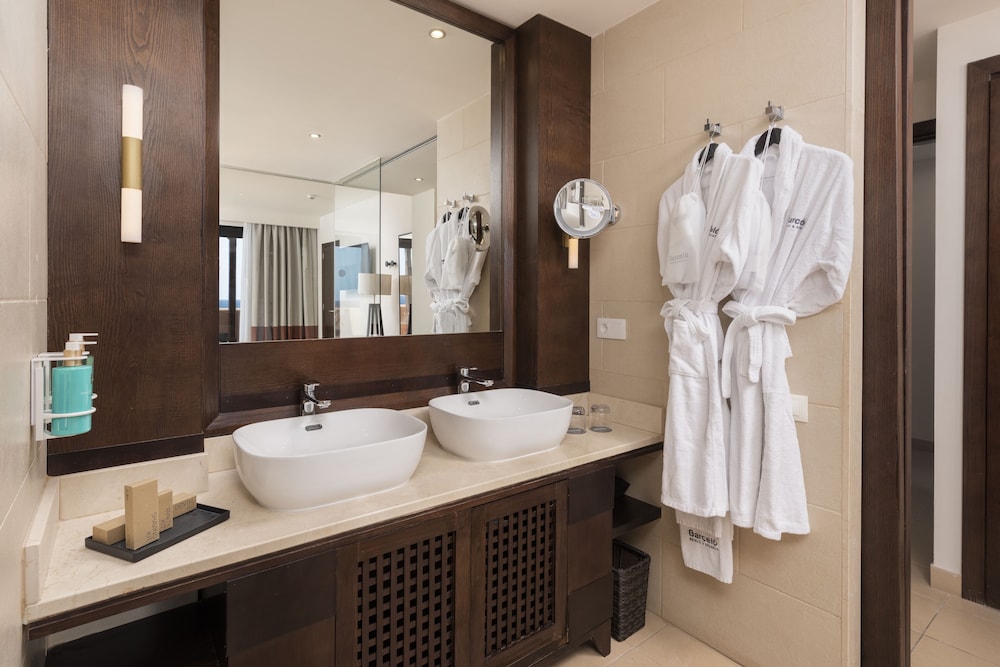 Deluxe Suite, Sea View (2 adults + 2 child) thumbnail 5