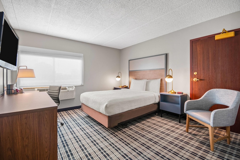 1 Queen Bed, Mobility Accessible Room, Roll-In Shower, Non-Smoking - Photo 1