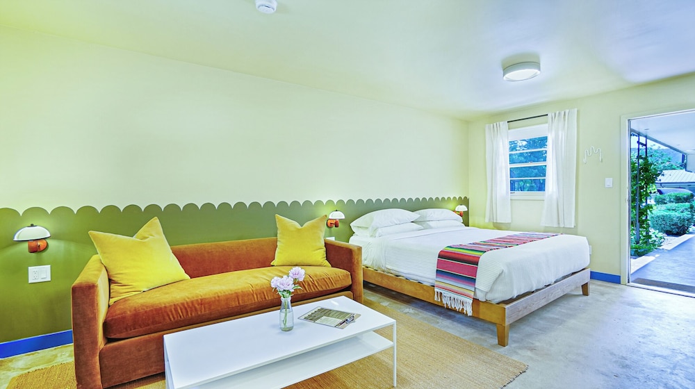 King Kitchenette + Pull Out Sofa NO PETS photo 1