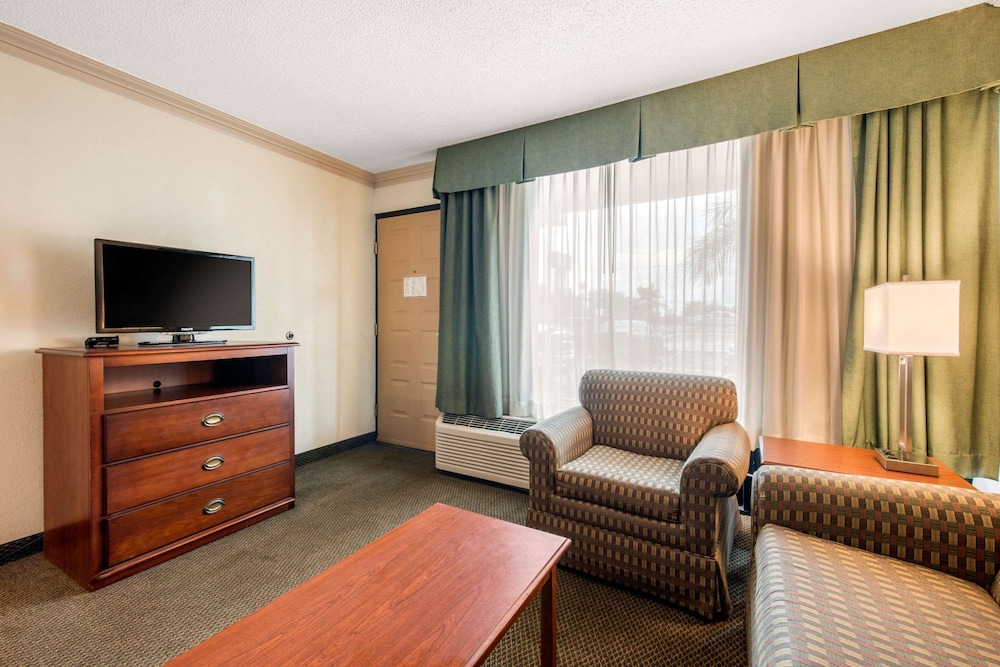 Suite, Multiple Beds, Non Smoking - Photo 3