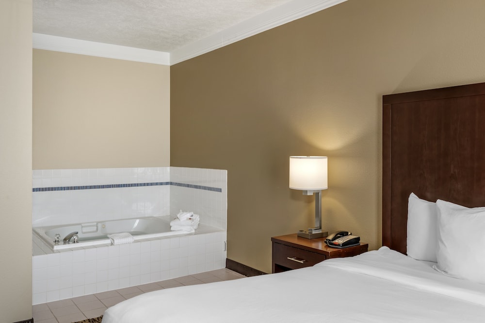 Deluxe Suite, 1 King Bed, Non Smoking (Upgrade) - Photo 2