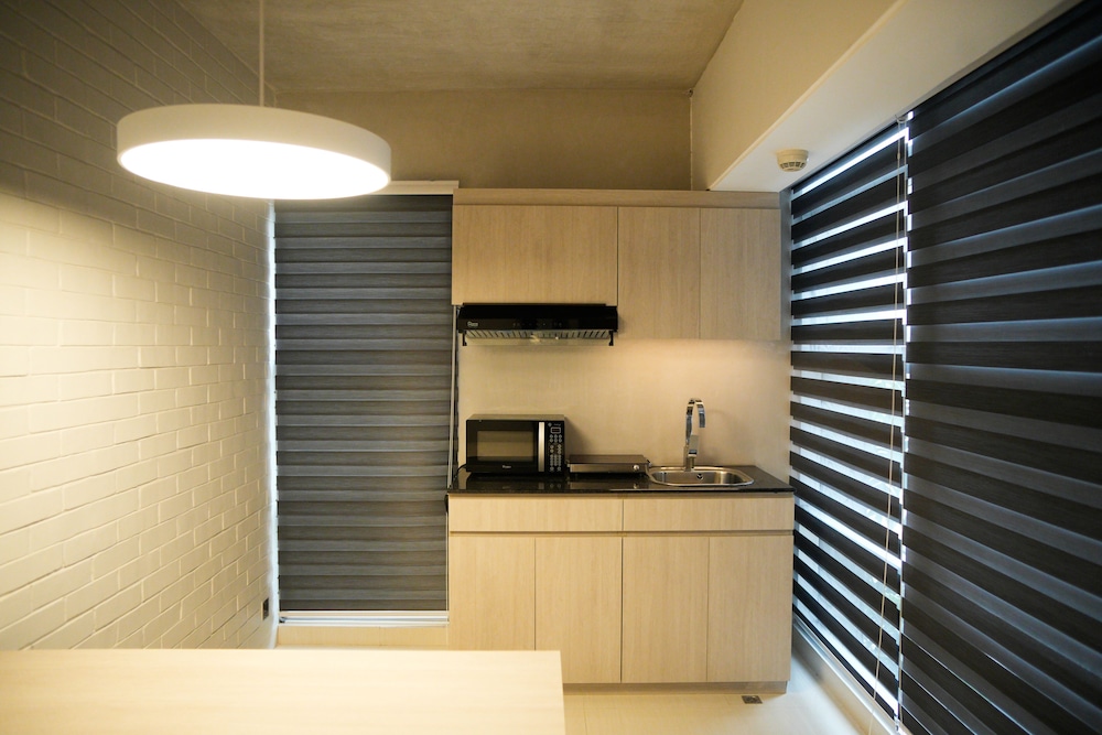 Signature Studio, 1 King Bed photo 3