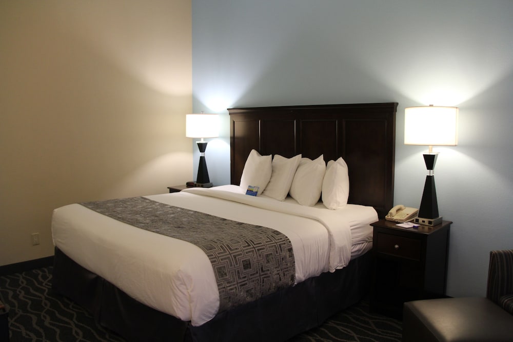 Room, 1 King Bed, Kitchen photo 2