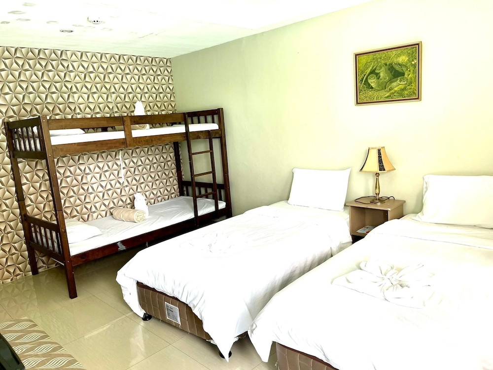 Standard Quadruple Room - Photo 12