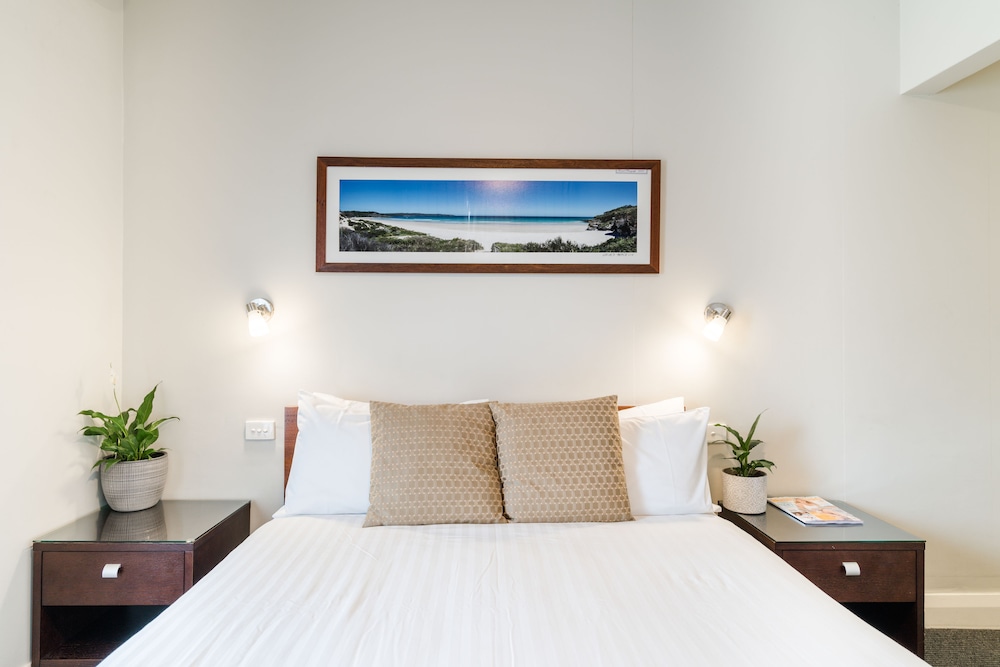 Standard Room, 1 Queen Bed, Balcony photo 2