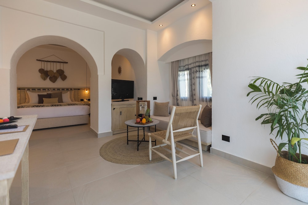 Junior Jacuzzi Suite (Posh Club)