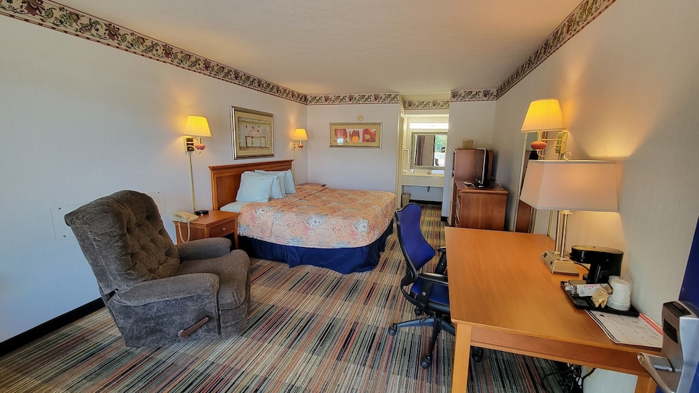 Classic Room, 1 King Bed, Non Smoking, Jetted Tub photo 3
