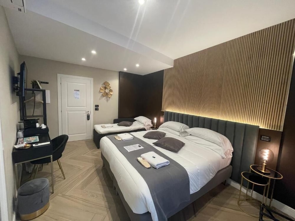 Superior Double or Twin Room, 1 Bedroom, Balcony, City View photo 3