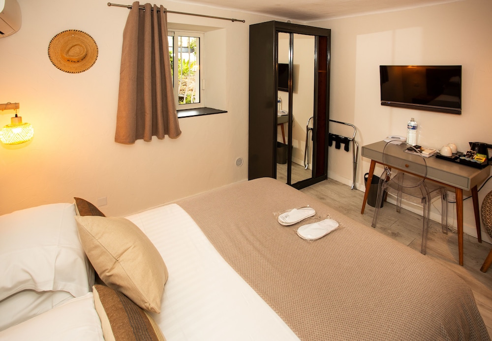 Classic Double Room (Small) - Photo 2