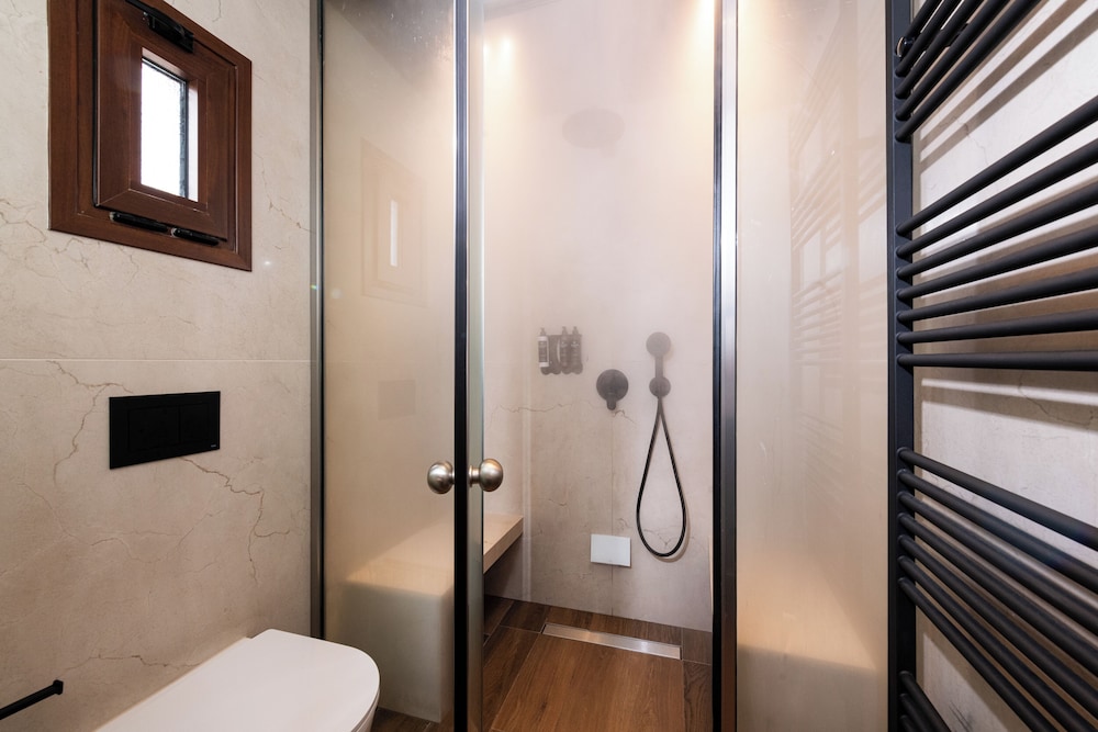 The Hot Tub Suite with Fireplace & Steam Shower photo 3