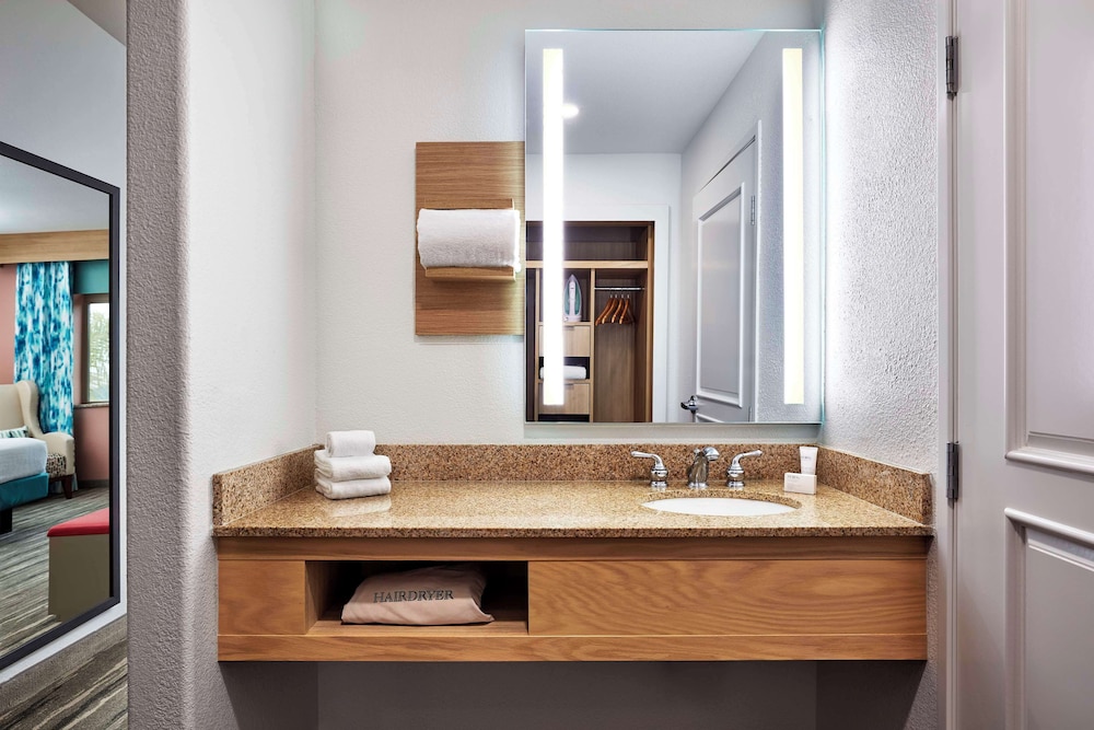 Suite, 2 Bedrooms, Accessible, Bathtub - Photo 6