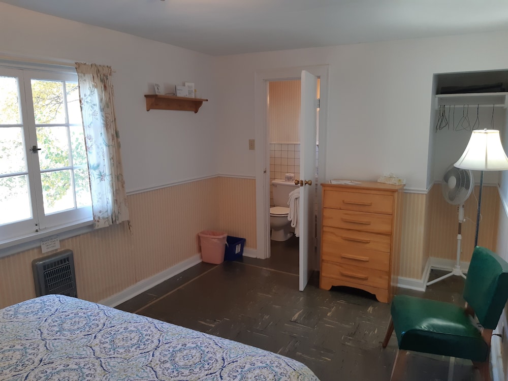 Standard Room, 1 Queen Bed