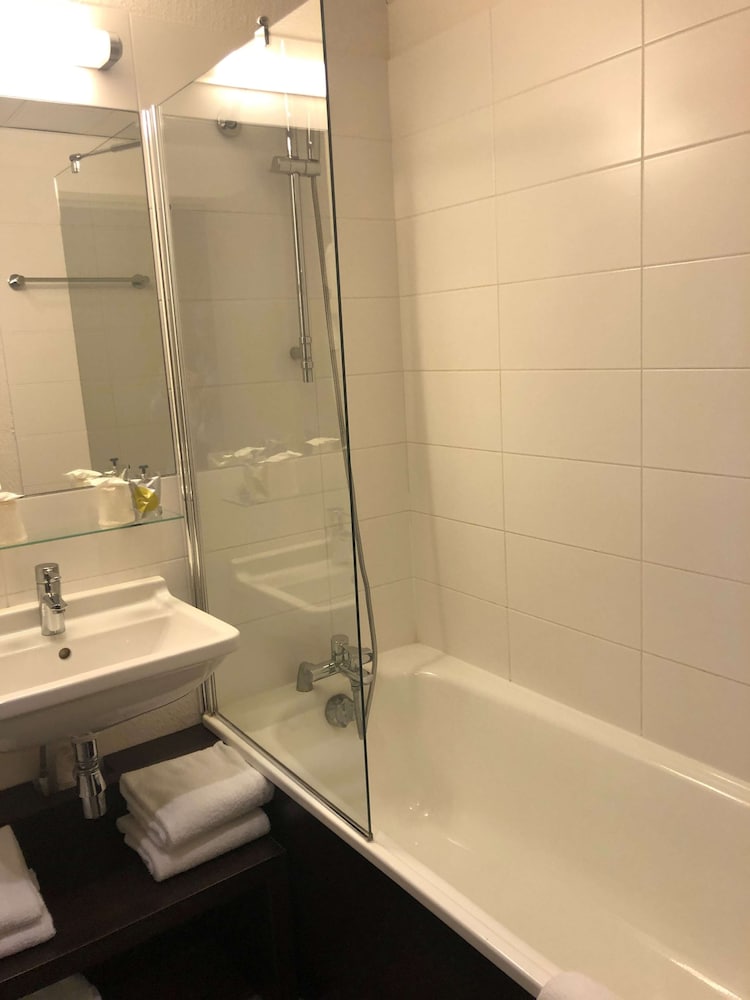 Standard Room, 3 Twin Beds - Photo 8