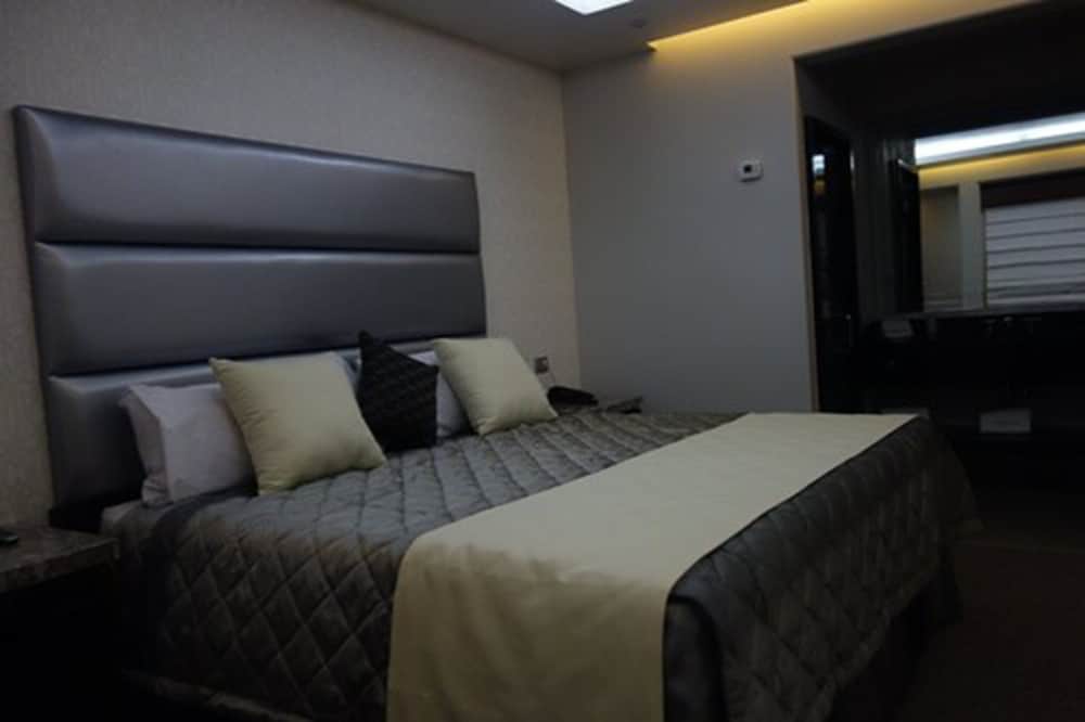 Deluxe Suite, 1 King Bed photo 3