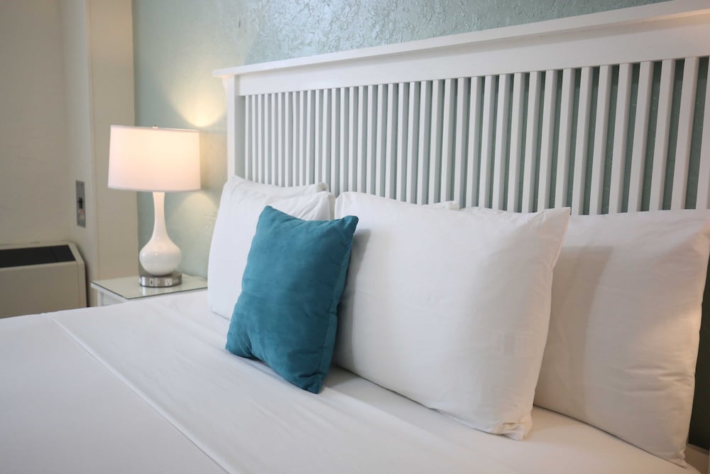 Standard Room, 1 King Bed photo 3