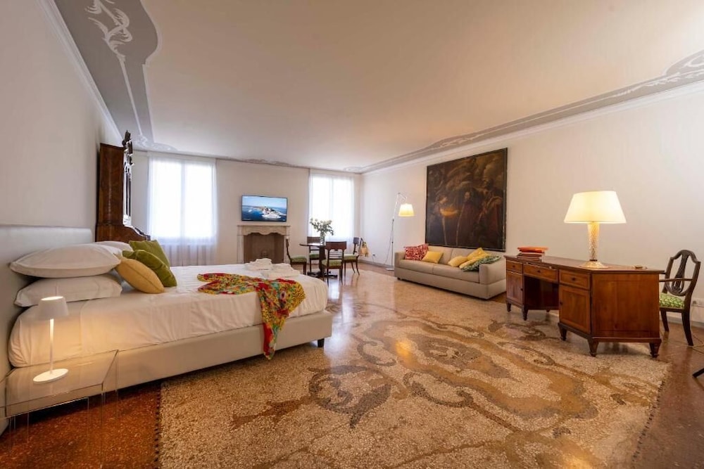 Luxury Apartment, Bathtub, Canal View photo 1