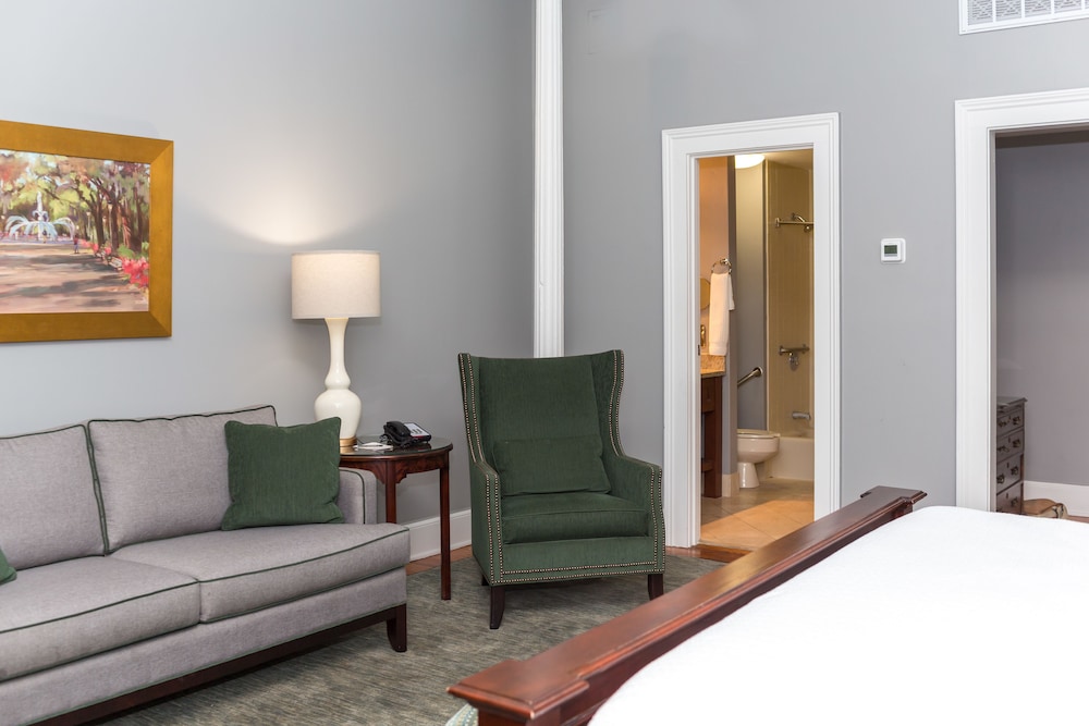 Deluxe Room, 1 King Bed, Accessible photo 2