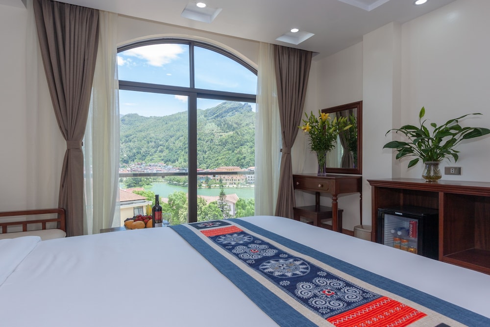 Junior Room, City View