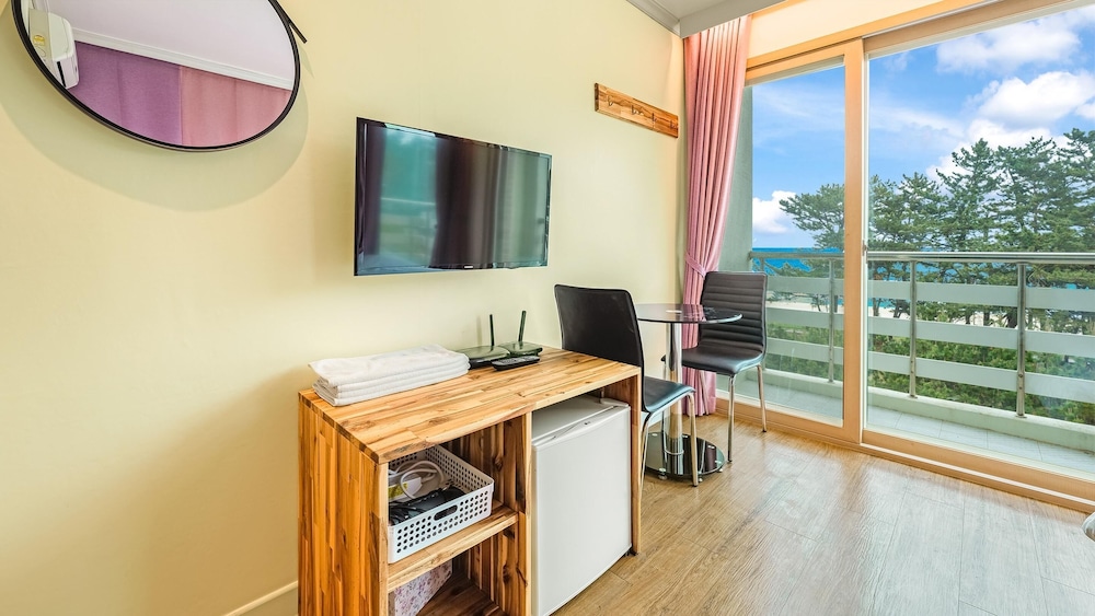Basic Room, 1 Bedroom (305(Full Ocean View/No cooking)) - Photo 3