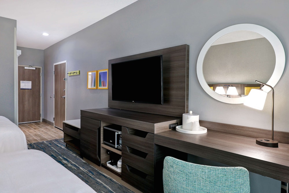 Room, 2 Queen Beds, Refrigerator & Microwave - Photo 2