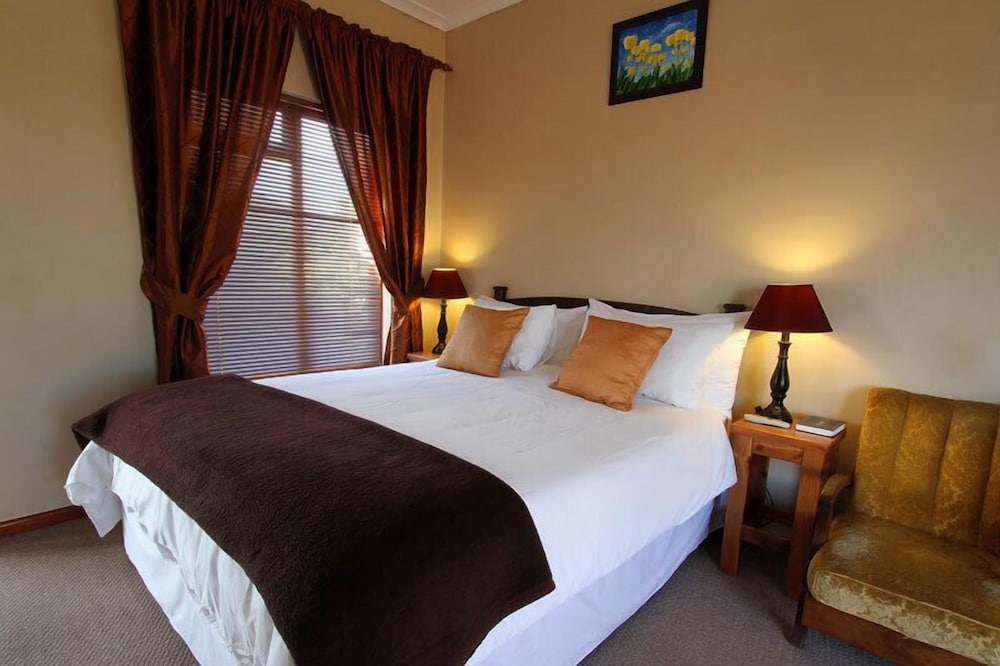 Double with single bed en-suite upstairs - Photo 3