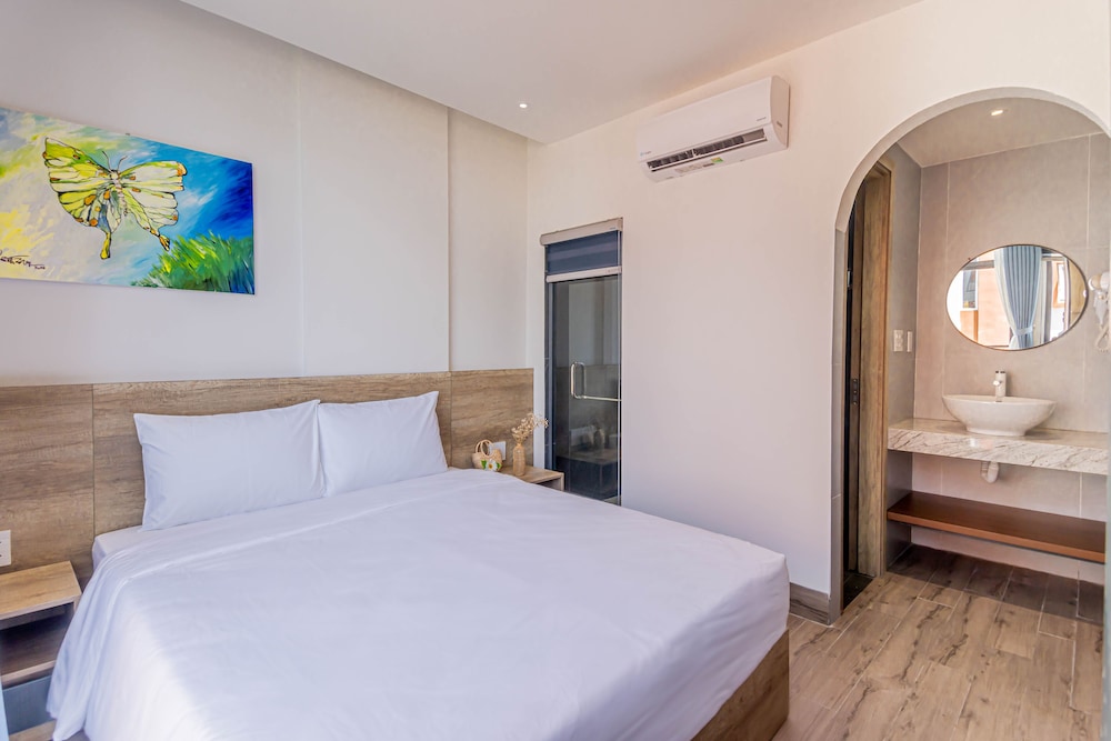 Two-Bedroom Apartment with Balcony - Photo 7