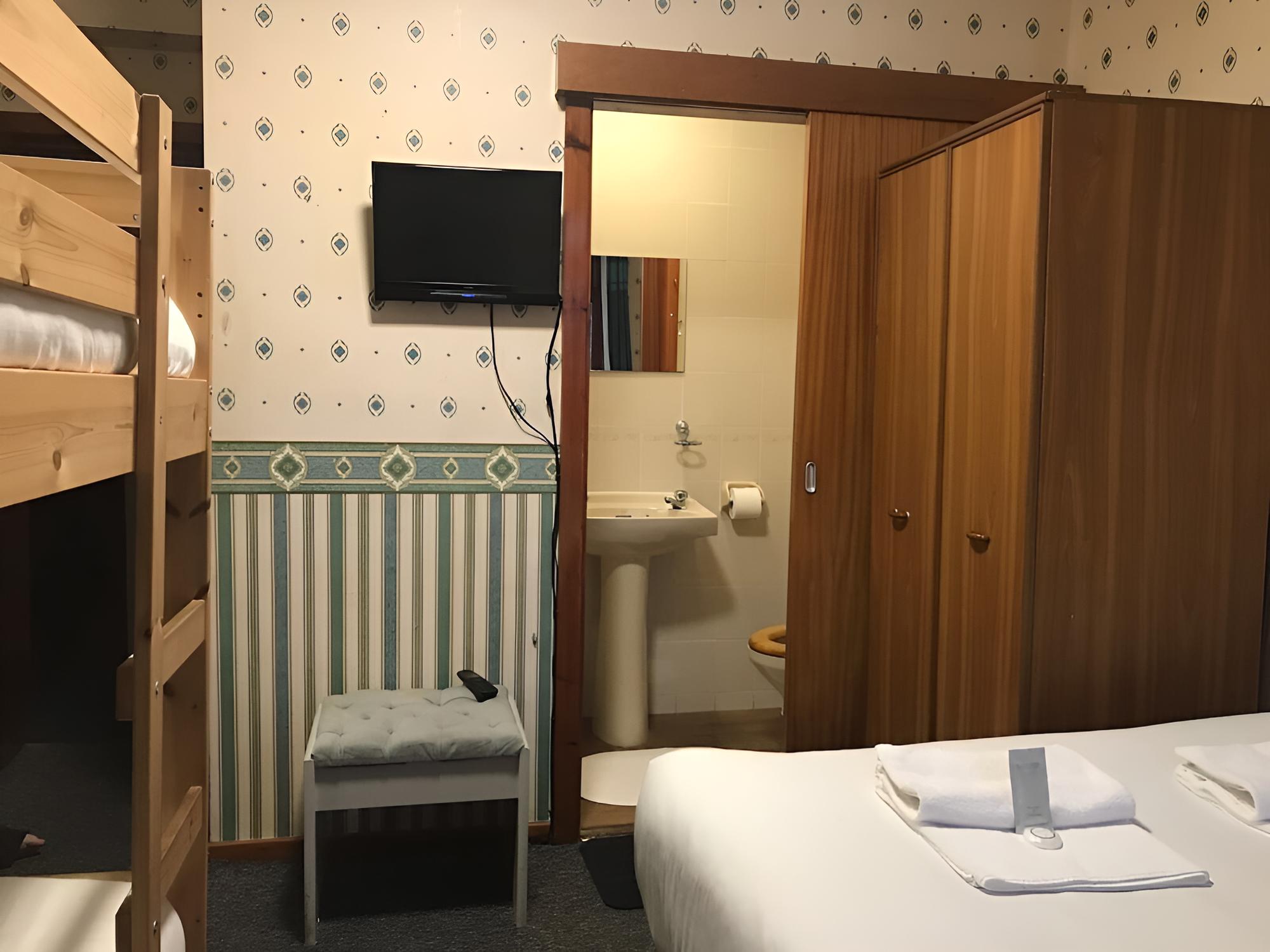 Economy Quadruple Room, Ensuite