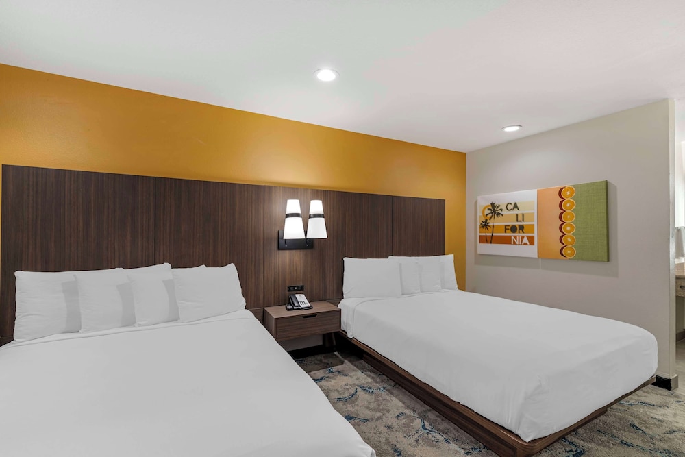 Suite, 2 Queen Beds, Non Smoking (With Sofabed) - Photo 4
