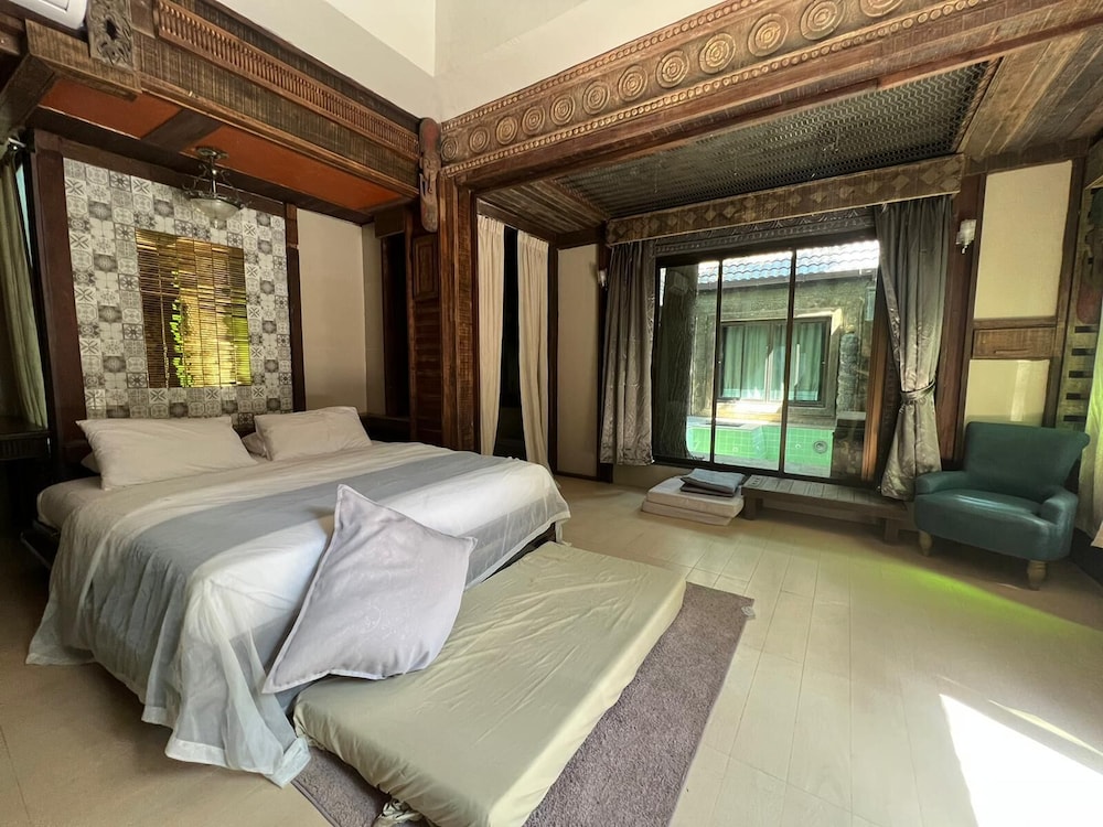Economy Double Room, Non Smoking, Pool View photo 3
