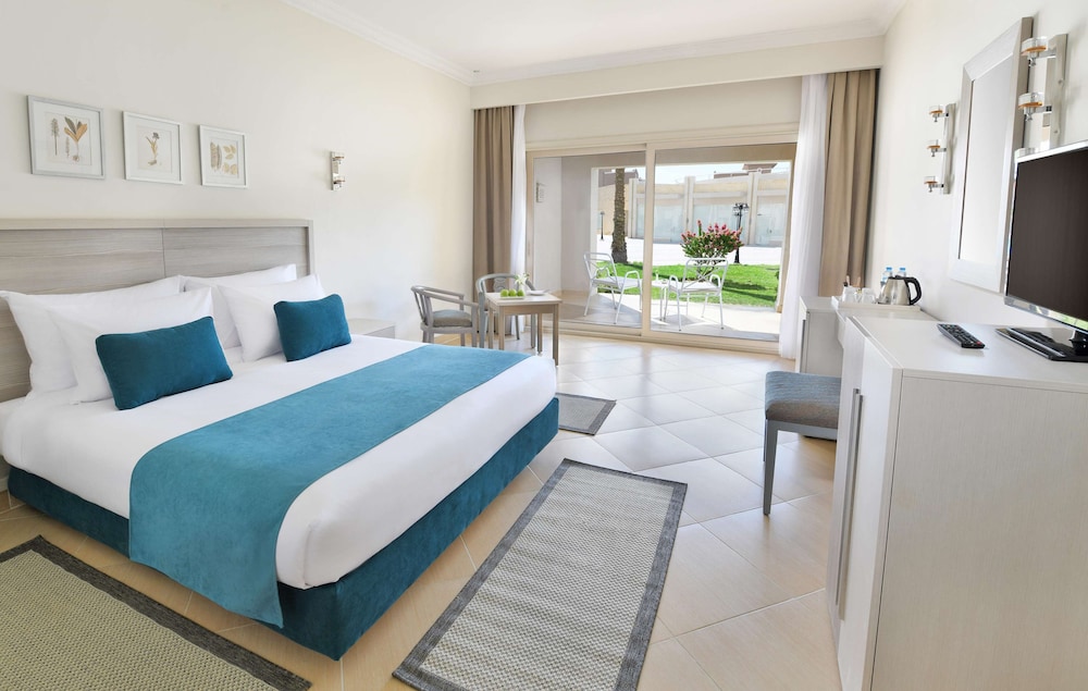 Family Room, 1 Queen Bed, Garden View (Deluxe) - Photo 1