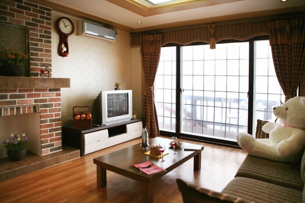 Room (203) photo 2
