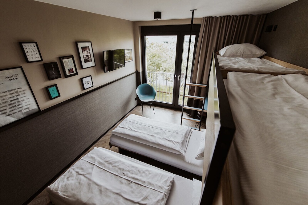 Family Room (Family) thumbnail 6