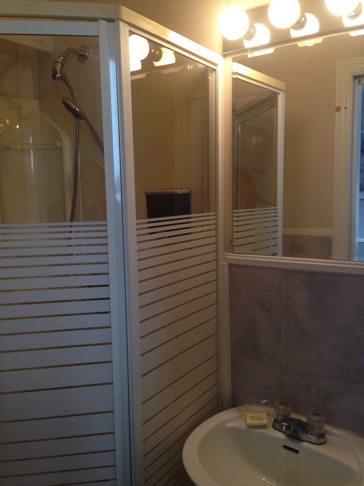 Basic Room, 1 Double Bed, Private Bathroom - Photo 4