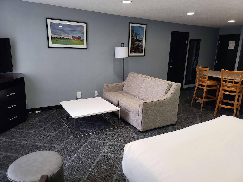 Executive Room, 2 Queen Beds, Non Smoking, Refrigerator & Microwave (Living Room) - Photo 4
